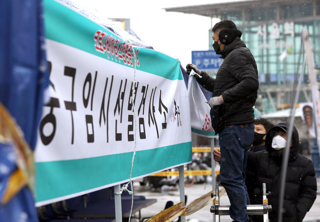 수도권에 설치된 선별검사소에서는 첫날 4973명이 진단검사를 받았다. 서울 검사소 16개소에서는 2240건, 경기 검사소 14개소에서는 2733건의 검사가 이뤄졌다 (사진=뉴시스 제공)<br>
