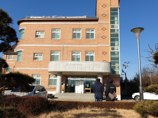 전북 김제시 가나안요양원에서 총 62명의 신종 코로나바이러스 감염증(코로나19) 확진자가 나오며, 코호트(동일집단)격리 조치 됐다.