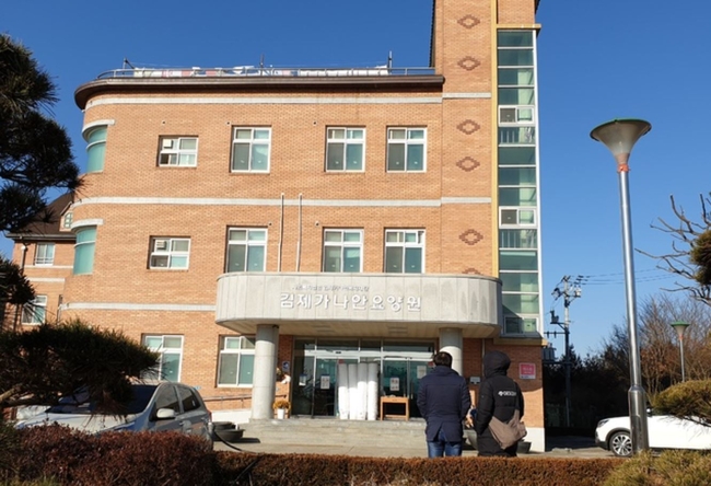 전북 김제시 가나안요양원에서 총 62명의 신종 코로나바이러스 감염증(코로나19) 확진자가 집단 발생한 가운데 인근 양로원에서도 직원1명이 확진돼 비상이다 (사진=뉴시스 제공)<br>
