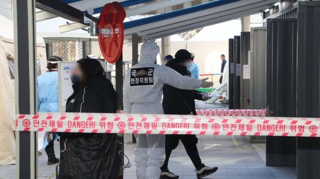 코로나19 방역작업 지원에 투입된 특전사 군인들이 지난 14일 오후 서울 용산구보건소 선별진료소에서 시민들을 안내하고 있다 (사진=뉴시스 제공)