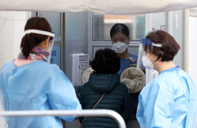 충북도 본청에 근무하는 공무원이 4명이 신종 코로나바이러스 감염증(코로나19) 양성판정을 받아 당국이 비상이다 (사진=뉴시스 제공)