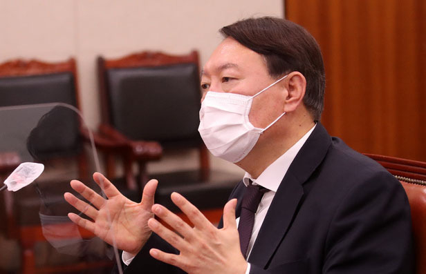 윤석열 검찰총장이 지난 10월22일 국회에서 열린 법제사법위원회 대검찰청 국정감사에서 의원 질의에 답변하고 있다. (사진=공동취재사진)