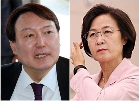  윤석열 검찰총장이 추미애 사의표명에도 소송을 계속 진행한다고 밝혔다. 윤 총장 측은 16일 "추 장관 사표와 무관하게 소송을 진행할 것"이라고 말했다. 앞서 문재인 대통령이 이날 오후 '윤석열 2개월 정직 징계안'을 재가(裁可)했다. 추미애 법무부장관은 사의를 표명했다. 재가 뜻은 결재권을 가진 사람이나 단체가 안건을 결재해 허가하는 것을 의미한다. 재가란 특히 대통령이나 왕이 하는 허가를 뜻한다. 추 장관은 이날 오후 5시쯤 문 대통령에게 윤 총장에 대한 법무부 징계위원회(징계위) 의결 결과를 보고한 후 이를 제청(提請)했다. 제청 뜻은 어떤 안건을 제시해 결정해달라고 청구하는 것을 말한다. 사진 왼쪽부터 윤 총장, 추 장관,