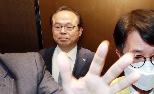 검찰이 15일 부하 직원을 강제추행한 혐의를 받는 오거돈 전 부산시장에 대해 사전구속영장을 청구했다. 사진=부산일보, 뉴시스 