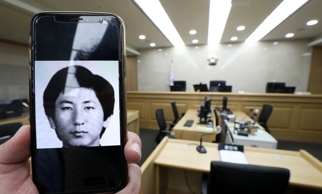  화성연쇄살인사건 진범인 이춘재 대신 20년간 억울한 옥살이를 한 윤성여(53) 씨에게 무죄가 선고됐다. 법원은 17일 진행된 윤성여 씨 재심에서 무죄를 선고하면서 "옥고 치른 윤 씨에 사법부 구성원으로서 사과한다"고 사죄했다. 앞서 이춘재는 지난 11월 2일 8차 사건 재심 증인으로 출석해 "화성연쇄살인사건 진범이 내가 맞다"고 증언했다. 이춘재는 증인 출석 당시 34년 만에 처음 모습을 공개했다. 휴대폰 속 사진이 화성연쇄살인사건(8차 사건) 진범 이춘재. 
