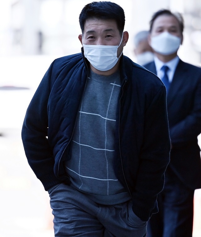  화성연쇄살인사건 진범인 이춘재 대신 20년간 억울한 옥살이를 한 윤성여(53) 씨에게 무죄가 선고됐다. 법원은 17일 진행된 윤성여 씨 재심에서 무죄를 선고하면서 "옥고 치른 윤 씨에 사법부 구성원으로서 사과한다"고 사죄했다. 앞서 이춘재는 지난 11월 2일 8차 사건 재심 증인으로 출석해 "화성연쇄살인사건 진범이 내가 맞다"고 증언했다. 이춘재는 증인 출석 당시 34년 만에 처음 모습을 공개했다. 사진이 윤성여 씨.
