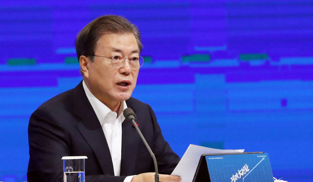 문재인 대통령이 17일 서울 중구 대한상공회의소에서 열린 ‘2021년 경제정책방향 보고’에 참석해 모두발언을 하고 있다. (사진=청와대 제공)<br>
