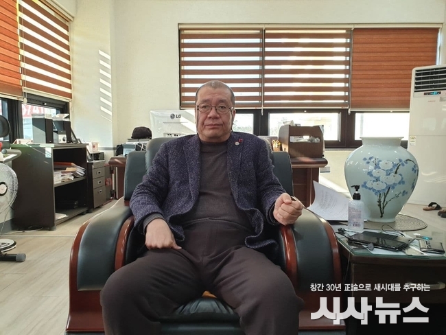 인터뷰를 하고 있는 PS홀딩스 이창수 회장 
