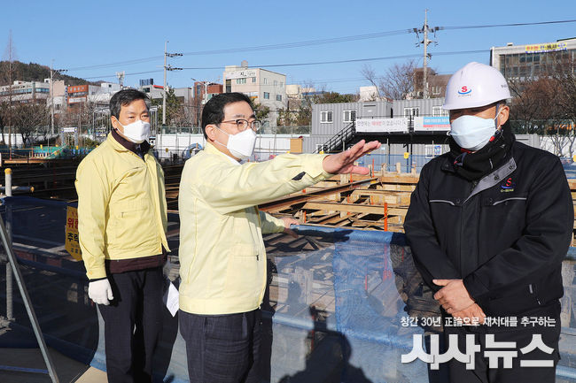 허성무 창원시장, ‘348억 투입’ 의창구청 신축현장 점검을 하고 있다.