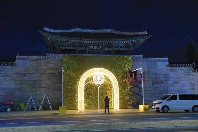 '메리 K-마스(Merry K-MAS) 라이브 마켓'을 시작하는 등불이 겨울밤을 밝힌다.