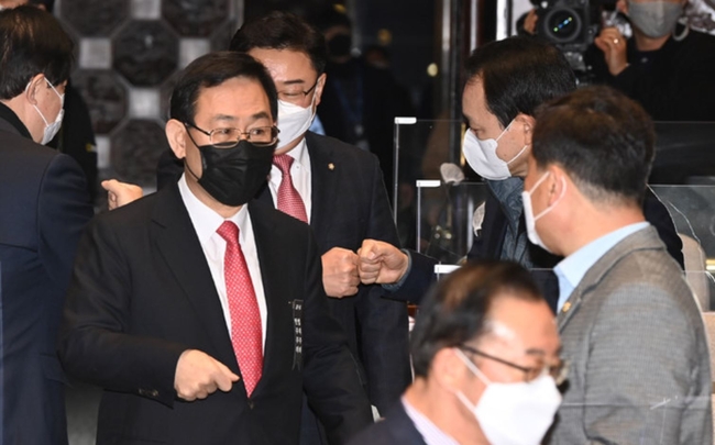 주호영 국민의힘 원내대표가 18일 오전 서울 여의도 국회에서 열린 의원총회에 참석하고 있다. 이날 주 원내대표가 사의를 표명했지만 재신임됐다 (사진=뉴시스 제공)