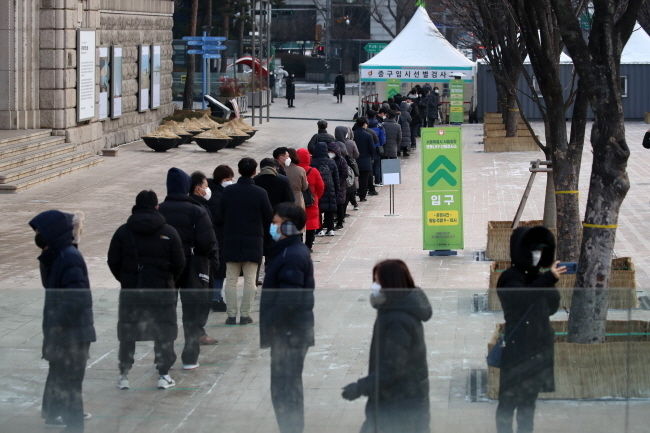 18일 서울 중구 서울광장에 설치된 중구 임시 선별검사소에서 시민들이 검사를 받기 위해 줄을 서고 있다.(사진=뉴시스 제공)