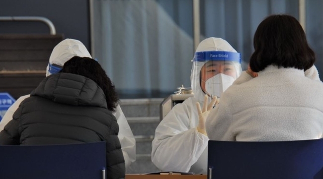 충북 괴산군은 신종 코로나바이러스 감염증(코로나19) 집단발생으로 동일집단(코호트) 격리한 병원 내 사망자가 코로나19와 연관성이 없는 것으로 확인했다고 19일 밝혔다.