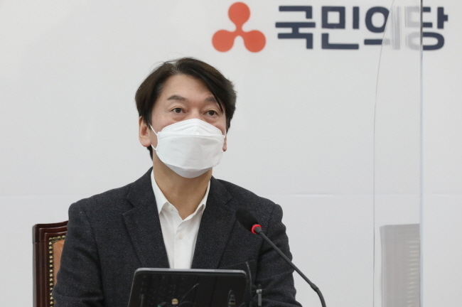 안철수 국민의당 대표가 19일 내년 4월 치러지는 서울시장 보궐선거에 출사표를 던지기로 했다. 오는 20일 기자회견을 통해 출마를 공식 선언할 예정이다.