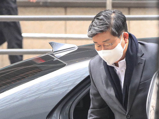 전해철 행정안전부 장관 후보자가 11일 오전 서울 종로구에 위치한 인사청문회 준비사무실로 출근하고 있다. (사진=뉴시스 제공)