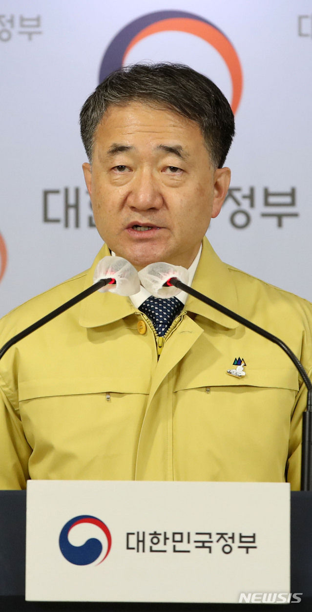 중앙재난안전대책본부 1차장(보건복지부 장관)이 20일 오후 서울 종로구 정부서울청사 브리핑룸에서 코로나19 대응 정례브리핑을 하고 있다. (사진/뉴시스)