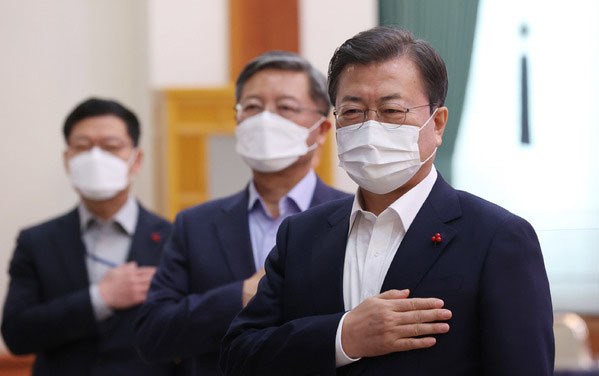 문재인 대통령이 21일 오후 청와대 본관에서 열린 '제3차 국가과학기술자문회의' 전원회의에 참석해 국민의례를 하고 있다. (사진=청와대 제공)