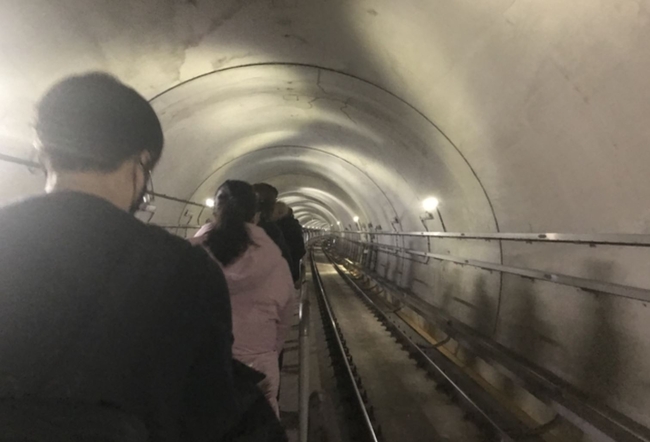 21일 오후 6시 30분께 김포공항을 출발해 양촌 방향으로 가던 김포골드라인(도시철도)이 원인을 알 수 없는 고장으로 멈춰서는 사고가 발생했다 (사진=뉴시스 제공)