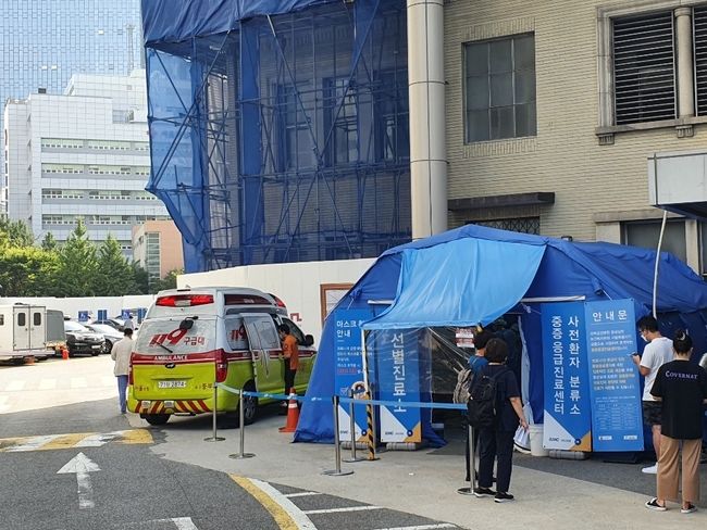  코로나19 발생현황(질병청)에 따르면 21일 0시 기준 누적 확진자는 5만591명으로, 5만명을 넘어섰다. 지난 20일 0시 이후 하루 동안 926명(신규 확진자)이 증가했다. 감염경로별로 신규 확진자를 보면 지역발생(국내발생) 확진자는892명, 해외유입은 34명이다. 사진은 한 종합병원 선별진료소. 해당 사진은 기사 내용과 관련 없음. 사진=시사뉴스 DB