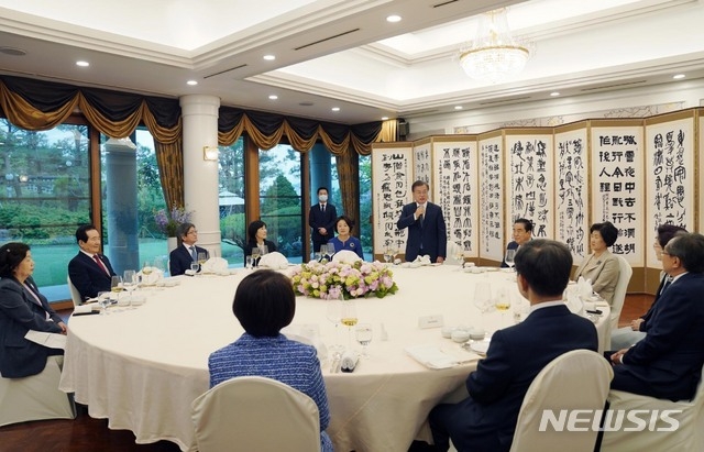 지난 21일 서울 한남동 국회의장 공간에서 열린 '국회의장 초청 만찬' 행사에 참석한 문재인 대통령이 발언하고 있다. 이날 만찬에는 문 대통령 내외와 문희상 국회의장 및 김명수 대법원장, 유남석 헌법재판소장, 정세균 국무총리, 권순일 중앙선거관리위원장 내외가 참석했다. (사진=국회 제공) 2020.05.22