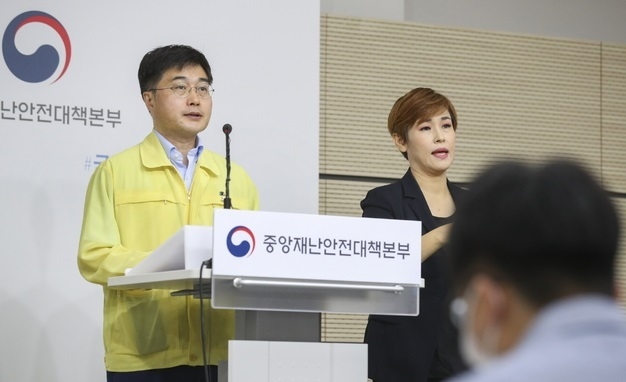  코로나19 발생현황 브리핑하는 윤태호 중앙사고수습본부 방역총괄반장. (사진=보건복지부 제공)