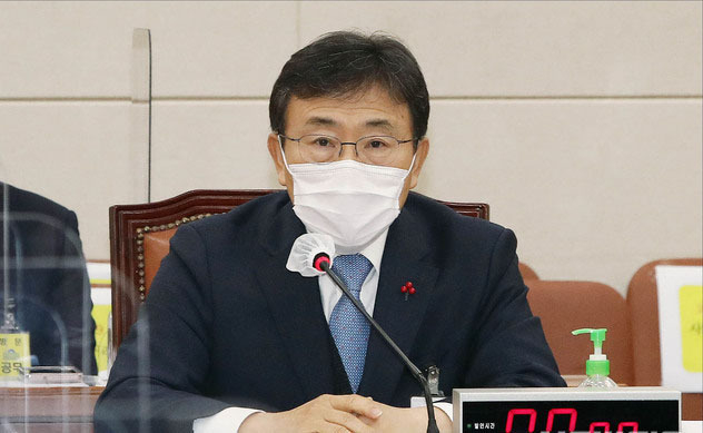 권덕철 보건복지부 장관 후보자가 22일 서울 여의도 국회에서 열린 보건복지위원회의 인사청문회에서 질의에 답하고 있다. (사진=공동취재사진)
