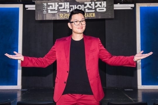  윤형빈의 폭행 방관 의혹을 제기한 개그맨 지망생 ㄱ씨(A씨)가 윤형빈에게 보낸 협박 문자가 공개됐다. 윤형빈의 법률대리인 법무법인 승전은 22일 "ㄱ씨는 그간 윤형빈씨와 동료 개그맨에게 연락을 해 일방적인 내용을 담은 폭로를 하겠다고 주장해왔다"며 "ㄱ씨는 차마 입에 담기조차 힘든 험한 내용으로 협박하기도 했다. 대중의 이해를 돕기 위해 ㄱ씨가 보낸 메시지 일부를 공개한다"고 밝혔다. 사진=윤소그룹 제공