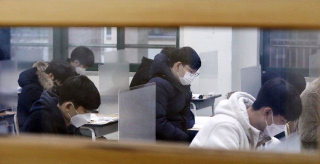 2021학년도 대학수학능력시험이 치러진 3일 오전 서울 종로구 경복고등학교 고사장에서 수험생들이 시험을 준비하고 있다. (사진=뉴시스 제공)