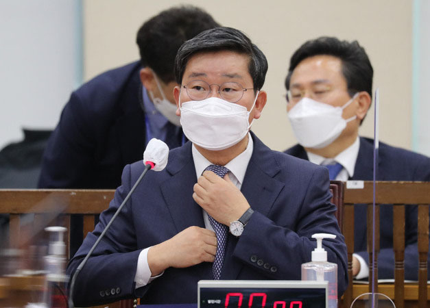 전해철 행정안전부 장관 후보자가 22일 서울 여의도 국회에서 열린 행정안전위원회의 인사청문회에서 넥타이를 만지고 있다. (사진=공동취재사진 제공)
