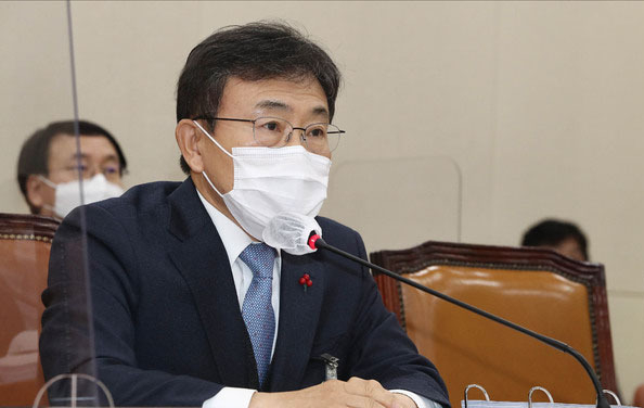 권덕철 보건복지부 장관 후보자가 22일 서울 여의도 국회에서 열린 보건복지위원회의 인사청문회에서 질의에 답하고 있다. (사진=공동취재사진 제공)