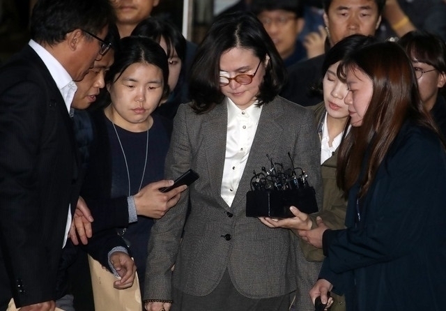 법원이 "정경심 교수가 남편 조국 전(前) 법무부장관과 공모해 딸의 허위 인턴확인서를 발급했다"고 23일 밝혔다. 사진=뉴시스 