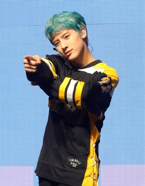  더보이즈 에릭이 노마스크 논란에 사과했다. 에릭은 24일 공식 팬카페에 공식입장을 올려 “지난달 저는 곧 군대를 가게 될 고등학교 친구 두 명과 함께 저녁을 먹고 볼링장에 갔다”며 “정말 죄송하다”며 사과 뜻을 밝혔다. 사진=뉴시스