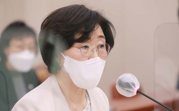 정영애 여성가족부 장관 후보자가 24일 오전 서울 여의도 국회에서 열린 여성가족위원회 인사청문회에서 의원질의에 답하고 있다. (사진=공동취재사진)