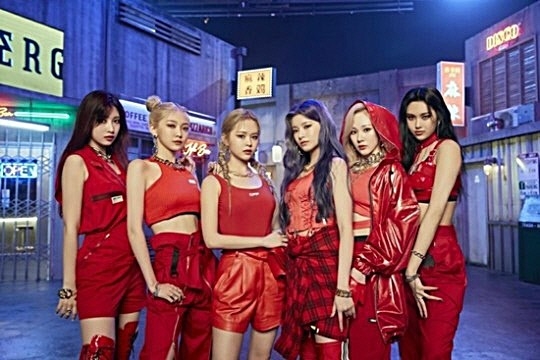  에버글로우가 미국 빌보드가 선정한 ‘최고 K팝송’ 1위에 오르며 차세대 K팝 주자 입지를 다졌다. 에버글로우는 지난 23일(현지시간) 빌보드가 선정한 ‘2020년 최고의 K-Pop 노래 20선: 평론가 추천’(The 20 Best K-Pop Songs of 2020: Critics‘ Picks)에서 ‘라 디 다’(LA DI DA)로 1위에 등극했다. 사진=위에화 엔터테인먼트 제공