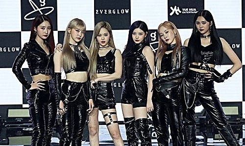  에버글로우가 미국 빌보드가 선정한 ‘최고 K팝송’ 1위에 오르며 차세대 K팝 주자 입지를 다졌다. 에버글로우는 지난 23일(현지시간) 빌보드가 선정한 ‘2020년 최고의 K-Pop 노래 20선: 평론가 추천’(The 20 Best K-Pop Songs of 2020: Critics‘ Picks)에서 ‘라 디 다’(LA DI DA)로 1위에 등극했다. 사진=위에화 엔터테인먼트 제공