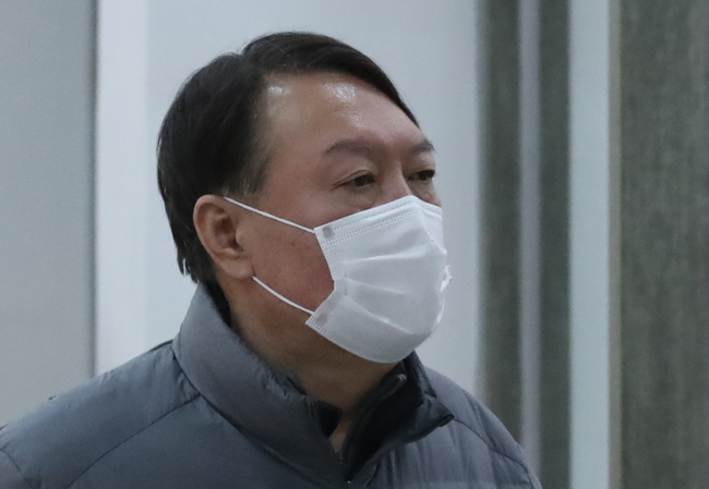 윤석열 검찰총장이 정직 2개월 징계처분 집행정지 심문을 하루 앞둔 지난 21일 오후 서울 자택 인근 상가에서 이동하고 있다. / 사진제공=뉴시스