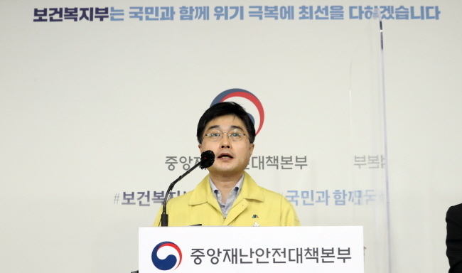수도권 사회적 거리 두기 2.5단계와 비수도권 2단계 종료를 사흘 앞둔 정부가 일요일인 27일 향후 거리 두기 단계를 결정한다.