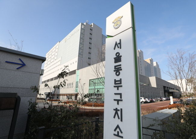 서울 지역 신종 코로나바이러스 감염증(코로나19) 신규 확진자가 552명 발생해 사상 처음으로 500명대를 돌파했다. 기존 일일 신규 확진자 최고치였던 지난 19일 473명을 5일 만에 훌쩍 넘어섰다.