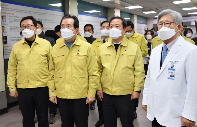 정세균 국무총리가 신종 코로나바이러스 감염증(코로나19) 중환자 병상 현장점검의 일환으로 25일 오전 경기 남양주시 현대병원을 찾아 김성덕 의료원장에게 설명을 듣고 있다.
