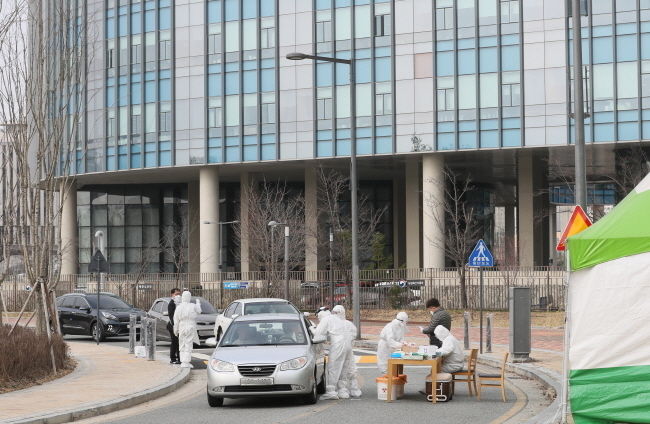 행정안전부에 이어 문화체육관광부 소속 직원도 신종 코로나바이러스 감염증(코로나19)로 확진자가 나옴에 따라 정부세종청사에 비상이 걸렸다. 