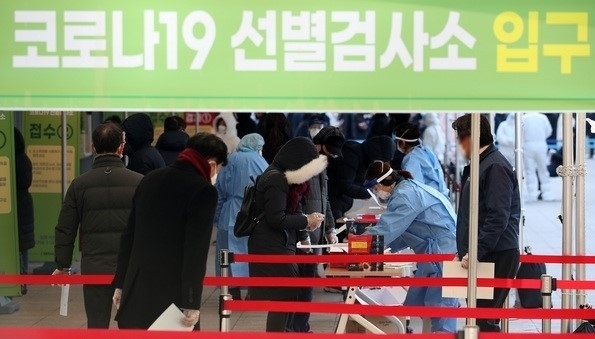국내 신종 코로나바이러스 감염증(코로나19) 신규 확진자가 1241명 나오는 등 역대 최고치를 기록한 가운데 전국적으로 감염경로를 알 수 없는 확진자 비율 또한 27.2%(3811명)로 30%를 육박하고 있는 것으로 나타났다.