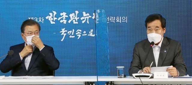 문재인 대통령이 16일 오후 서울 중구 동대문디자인플라자(DDP)에서 열린 '제3차 한국판 뉴딜 전략회의'에 참석해 발언하는 이낙연 더불어민주당 대표를 바라보고 있다. (사진=청와대 제공)