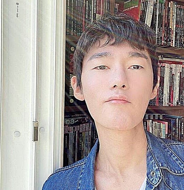  허지웅이 음성 판정을 받았다. 방송인 겸 작가 허지웅은 28일 자신의 소셜네트워크서비스에 코로나 음성 판정을 받은 문자와 함께 글을 게재했다. 사진=허지웅 인스타그램 캡처