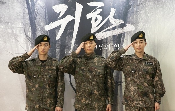  디오(본명 도경수)가 내년 1월 25일 미복귀전역한다. 소속사 SM엔터테인먼트는 28일 “디오는 현재 전역 전 말년휴가 중이며 코로나19 확산 방지를 위해 부대 복귀 없이 전역하라는 지침에 따라 오는 1월 25일 미복귀 전역한다”며 “별도의 행사는 진행하지 않는다”고 밝혔다. 사진 왼쪽부터 육군 창작 뮤지컬 '귀환' 출연진인 디오, FT아일랜드 이홍기, 엑소 시우민(본명 김민석). 사진=국가보훈처 제공