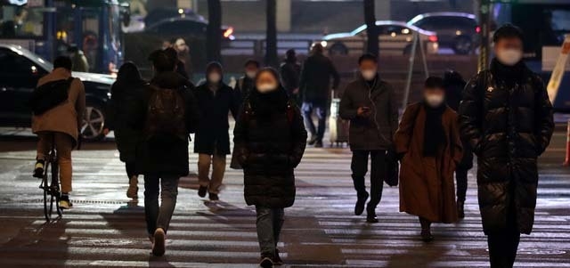 북쪽에서 찬 공기가 남하해 밤부터 곳곳에 한파특보가 발령될 것으로 예보된 29일 오후 서울역 버스환승센터에서 두꺼운 옷차림의 시민들이 퇴근길에 오르고 있다. 기상청은 밤부터 기온이 떨어져 내일인 30일은 오늘보다 10도 이상 크게 떨어질 것이라고 예보했다. (사진=뉴시스 제공)