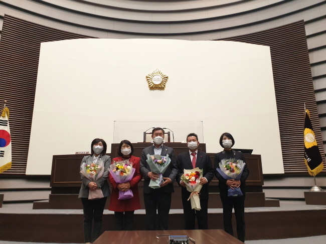 시사뉴스·수도권일보가 주최한 ‘2020년 행정사무감사 우수의원 시상식이 30일 오후 광주시의회 본회장에서 시상식을 가졌다.