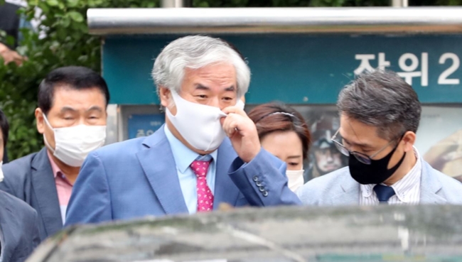 보석 취소가 결정된 사랑제일교회 전광훈 목사가 9월 7일 오후 서울 성북구 장위동 사랑제일교회 사택에서 구치소로 가기위해 차량으로 향하고 있다.