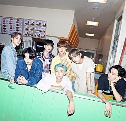  방탄팬덤 기부 소식이 30일 전해졌다. 방탄소년단 팬들이 방탄소년단 이름으로 기부 선행에 나섰다. 30일 밀알복지재단에 따르면 방탄소년단 팬들이 MBCPLUS가 운영하는 참여형 모바일 아이돌 앱 ‘아이돌챔프’를 통해 마스크 2만장을 기부했다. 팬들이 어려운 이웃을 위해 방탄소년단 이름으로 쾌척했다.