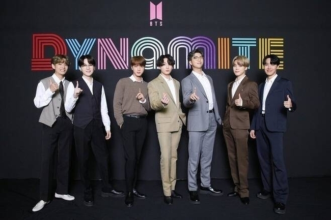 빅히트가 공식입장을 내고 그룹 방탄소년단(BTS) 악플러 추가 고소 상황을 알렸다. 빅히트 엔터테인먼트는 30일 커뮤니티 플랫폼 위버스에 올린 공식입장을 통해 "방탄소년단에 대한 명예훼손, 모욕, 성희롱, 허위사실, 악의적 비방 등을 담은 악성 게시물 작성자를 대상으로 정기적인 법적대응에 나서고 있다"고 밝혔다. 사진=빅히트 엔터테인먼트 제공