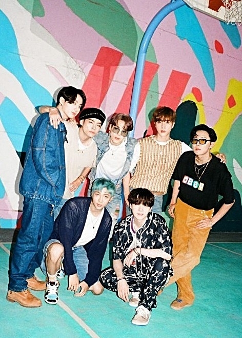  빅히트가 공식입장을 내고 그룹 방탄소년단(BTS) 악플러 추가 고소 상황을 알렸다. 빅히트 엔터테인먼트는 30일 커뮤니티 플랫폼 위버스에 올린 공식입장을 통해 "방탄소년단에 대한 명예훼손, 모욕, 성희롱, 허위사실, 악의적 비방 등을 담은 악성 게시물 작성자를 대상으로 정기적인 법적대응에 나서고 있다"고 밝혔다. 사진=빅히트 엔터테인먼트 제공